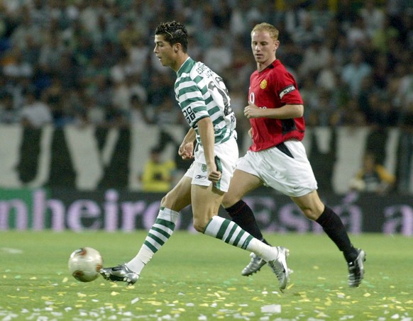 Sporting&#039;s Cristiano Ronaldo (R) chases a unidentified Manchester United player during a friendly match at the inauguration of a new Sporting Stadium &quot;Alvalade XII&quot;, 06 August 2003. The ...