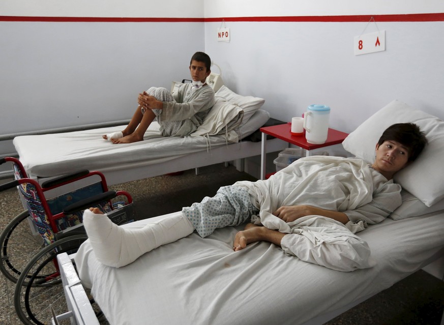 Sie haben den Luftangriff auf die Klinik in Kundus überlebt: Zwei afghanische Jungen im Spital.