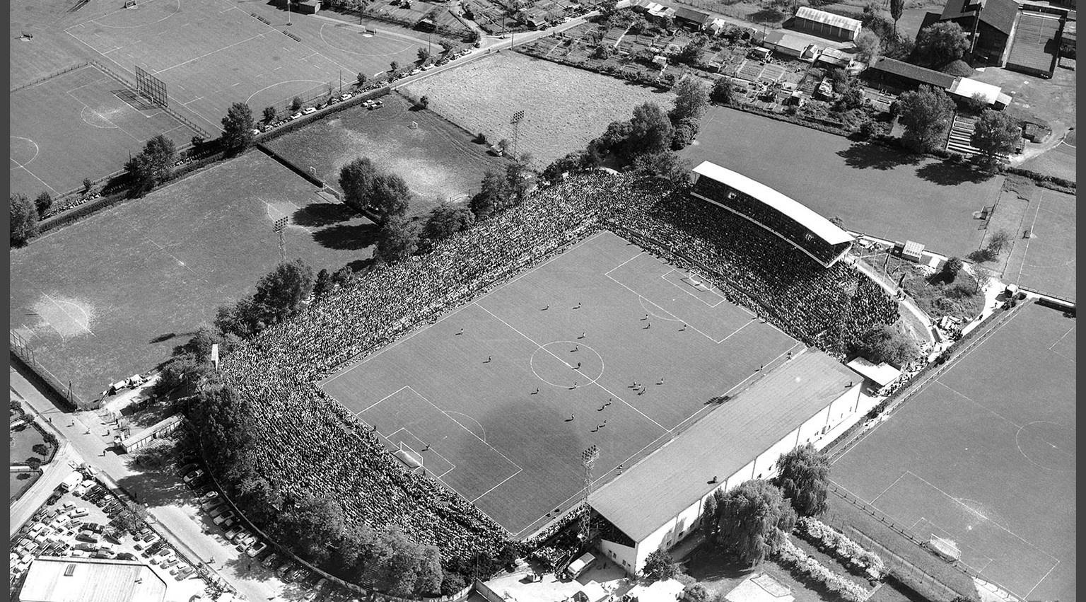 Hardturm 1954: In den 40er- und 50er-Jahren teilten sich GC und FCZ die Spielstätte an der Hardturmstrasse jahrelang.