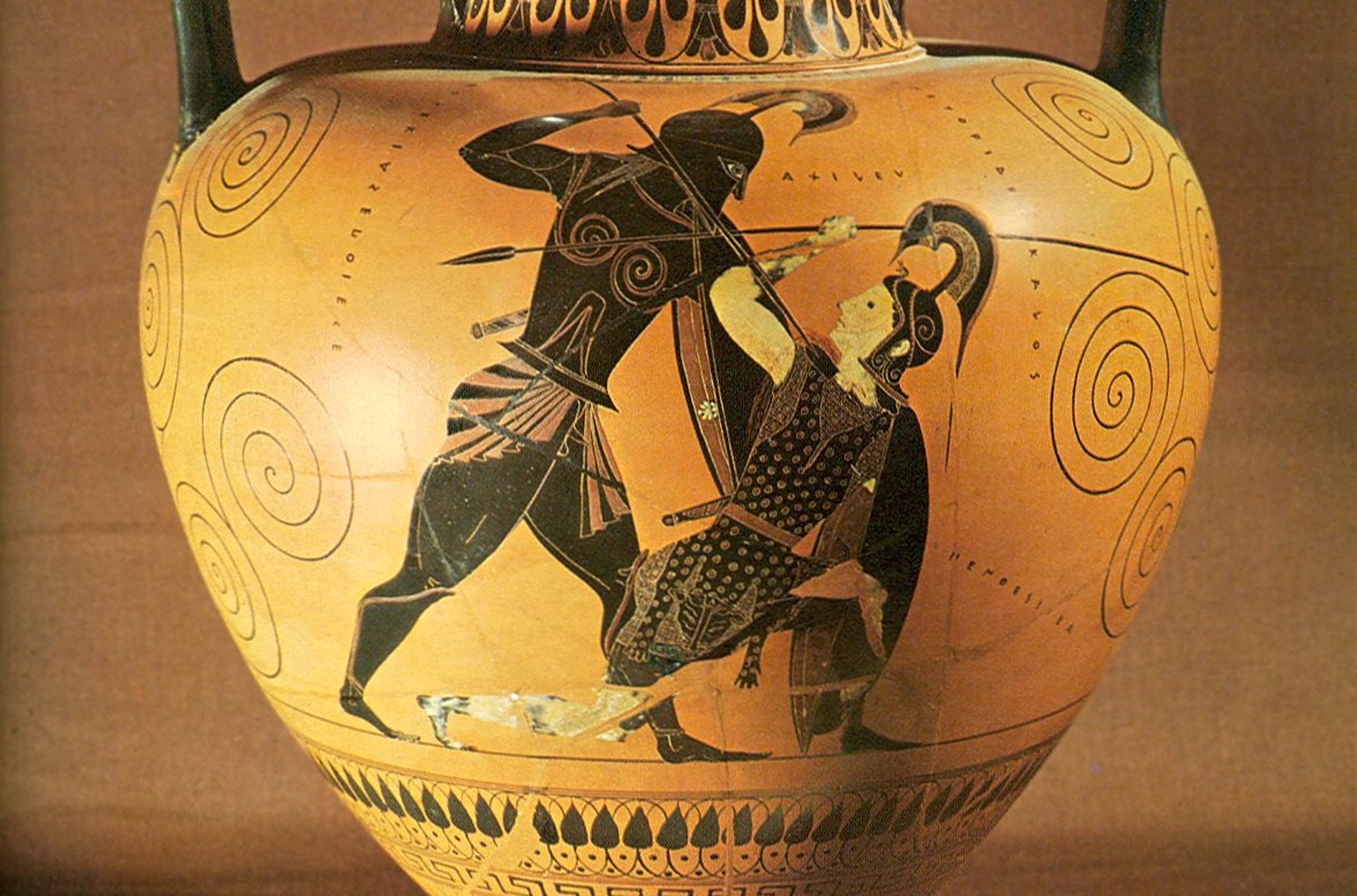 Vase aus dem 5. Jh. v. Chr.: Achilleus tötet Penthesilea – man beachte, dass sie sich dabei in die Augen schauen. Der Moment, in dem sich der Held in seine Gegnerin verliebt.