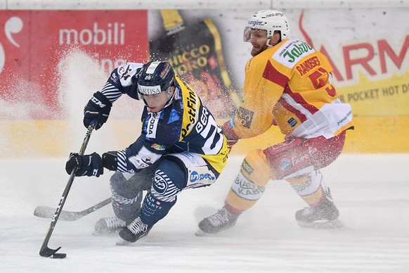Ambri&#039;s player Eliot Berthon left, fights for the puck with Tiger&#039;s player Flurin Randegger right, during the National League game of the Swiss Championship 2017/18 between HC Ambri Piotta a ...