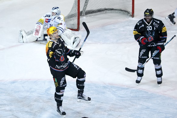 Fribourg&#039;s forward Julien Sprunger, left, celebrates his goal past teammate center Greg Mauldin, of the U.S.A., right, after scoring the 6:0, during the game of National League A (NLA) Swiss Cham ...