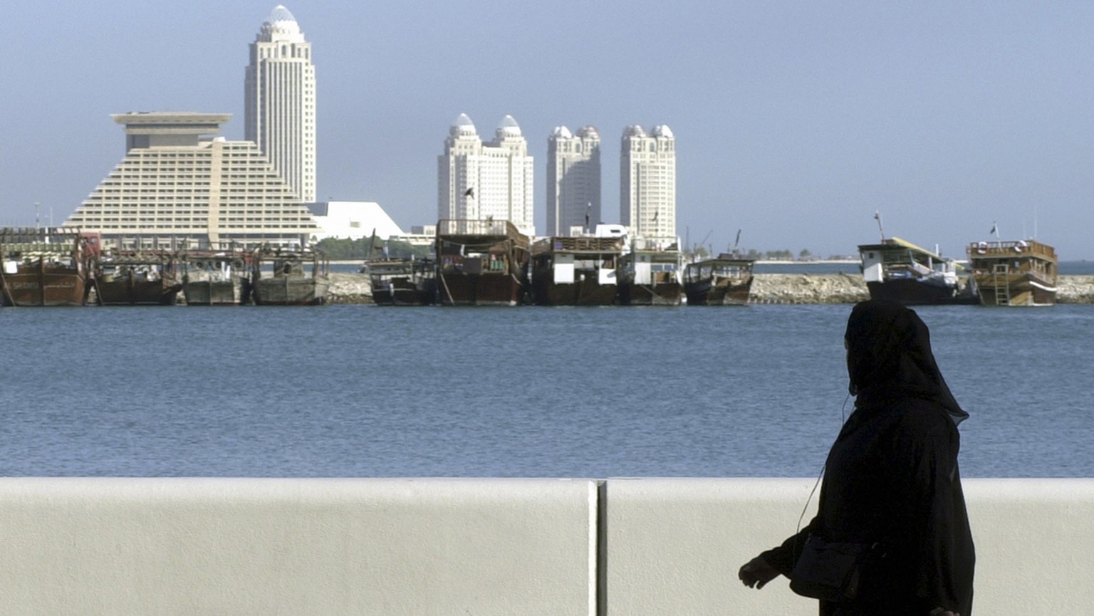 Eine Frau geht am 6. Januar 2005 ueber die Corniche in Doha, Katar. Links im Hintergrund ist das Sheraton Hote zu sehen. Der Porsche-Aufsichtsrat will in den kommenden vier Wochen eine Grundsatzentsch ...