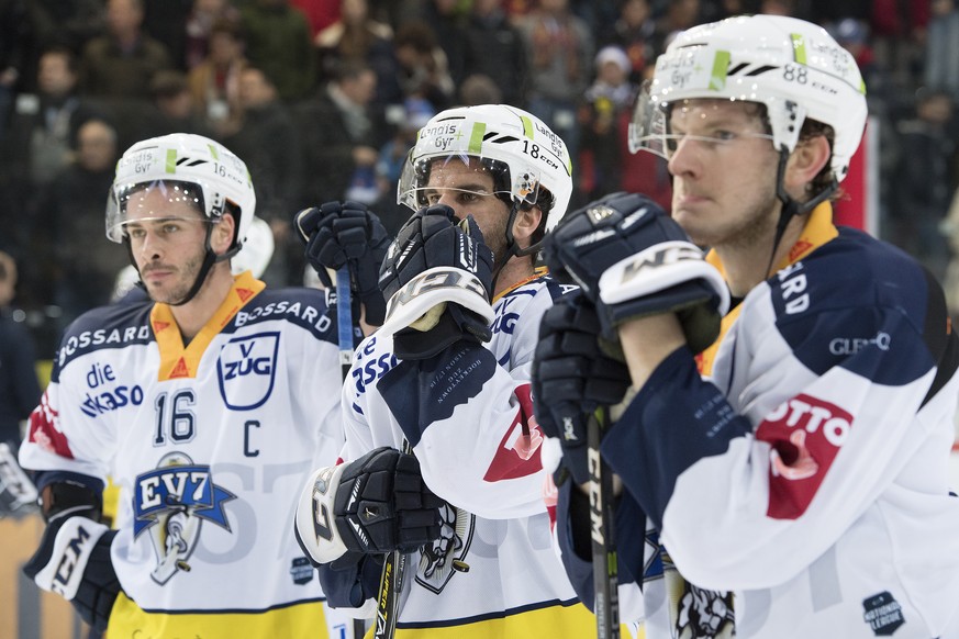 Von links, Zugs Raphael Diaz, Zugs Dominik Schlumpf, und Zugs Sven Senteler, reagieren nach der Niederlage (1-2) beim Eishockey Meisterschaftsspiel der National League zwischen den SC Bern und dem EV  ...