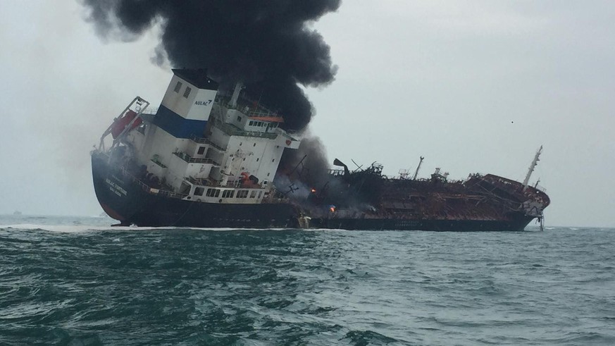 Auf dem Öltanker oeltanker oil tanker Aulac Fortune brach am 8.1.2019 vor der Insel Lamma bei Hongkong ein Feuer aus. Mindestens ein Toter. hong kong