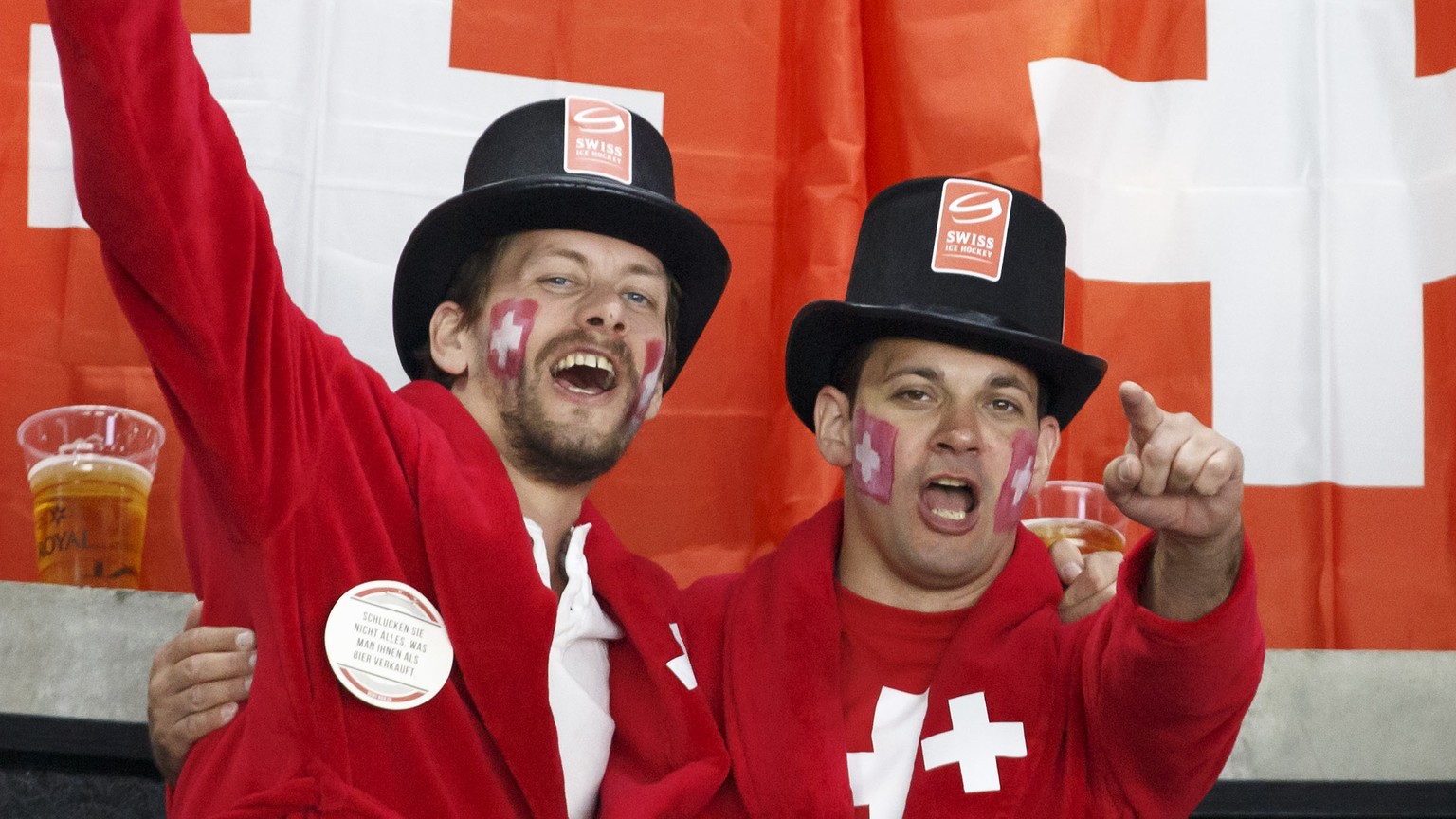 Switzerland&#039;s supporters cheer their team, during the IIHF 2018 World Championship preliminary round game between Switzerland and France, at the Royal Arena, in Copenhagen, Denmark, Tuesday, May  ...