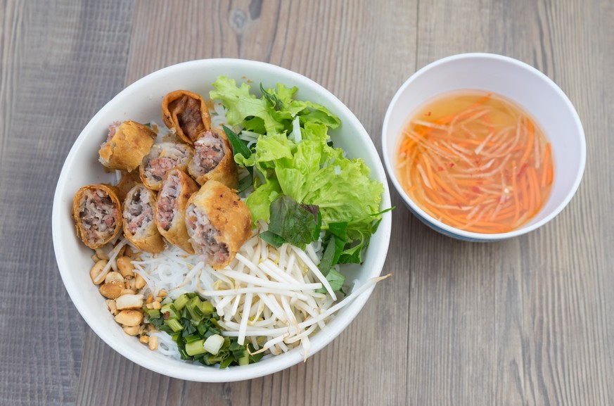 bun cha vietnam frittierte frühlingsrolle reisnudel essen food asien