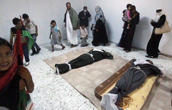 Damals:&nbsp;Libyer besichtigen den Leichnam von Diktator Muammar Gaddafi.