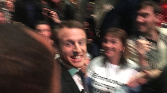 Macron auf dem Weg zur Bühne.