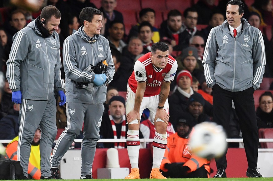 epa08031821 Granit Xhaka (C) of Arsenal gets ready to go back on the pitch after receiving medical treatment during the UEFA Europa League Group F match between Arsenal London and Eintracht Frankfurt  ...