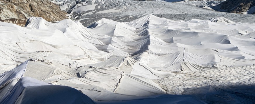 epa05431739 A general view over the Rhone Glacier covered in blankets above Gletsch near the Furkapass in Switzerland 19 July 2016. The Alps oldest glacier is protected by special white blankets to pr ...