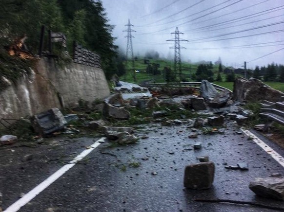 Die durch einen Steinschlag unterbrochene Kantonsstrasse im Mattertal VS konnte am Dienstag kurz vor Mittag wieder geöffnet werden.