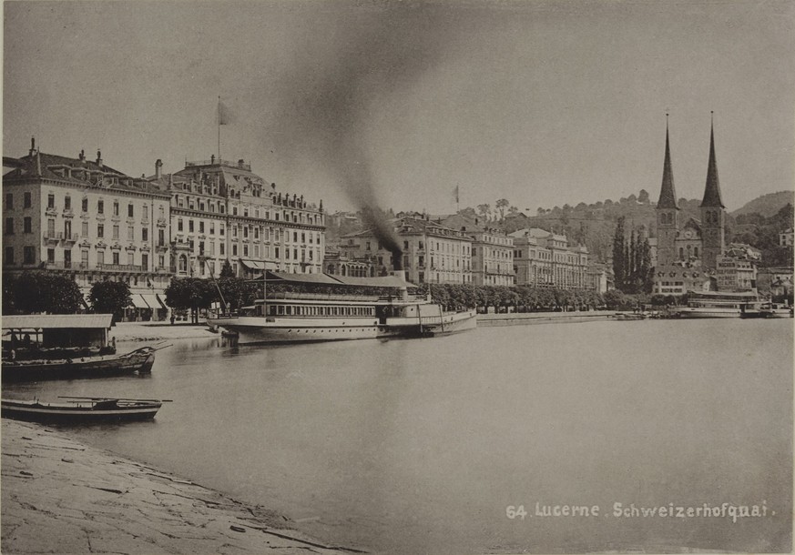 Zwischen 1882-1896: Schweizerhof, Hofkirche und die Dampfschiffe «Victoria» und «Schweiz».