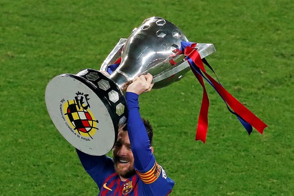 epaselect epa07533455 FC Barcelona&#039;s player Lionel Messi holds the championship trophy after winning their match against UD Levante at the Camp Nou stadium in Barcelona, Spain, 27 April 2019. EPA ...