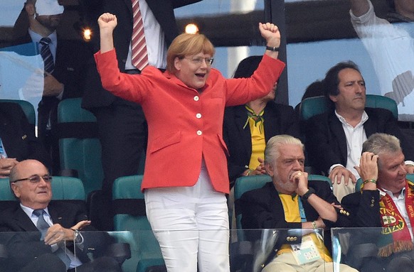 epa04261290 German Chancellor Angela Merkel (C) celebrates German&#039;s 2-0 next to FIFA President Sepp Blatter (L), and Jaques Wagner (2-R), governor of Brazilian state Bahia, during the FIFA World  ...