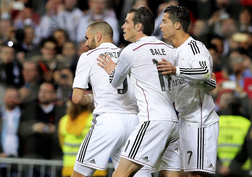 «BBC» zittert vor den Fan-Pfiffen: Karim Benzema, Bale und Ronaldo halten sich ängstlich im Arm. (Ok, die drei bereiten sich wohl nur auf einen Freistoss vor. Würde aber passen.)