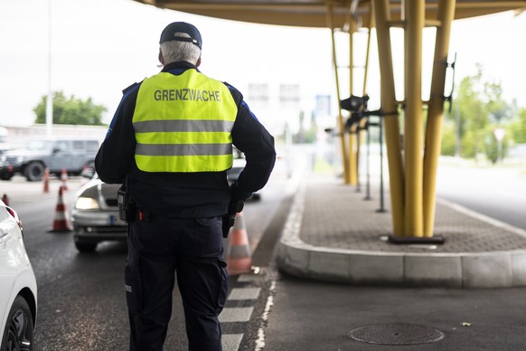 Grenzwaechter am Autobahn-Zoll, aufgenommen am Montag, 15. Juni 2020, in Kreuzlingen. Die Grenze zu Deutschland wird heute nach dem Coronavirus-Lockdown wieder geoeffnet. (KEYSTONE/Gian Ehrenzeller)