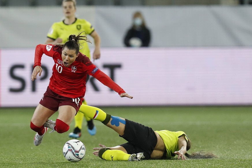 Swiss Ramona Bachmann, left, and Czech Republic&#039;s Lucie Martinkova in action during the UEFA Women&#039;s Euro 2022 play-off 2nd leg qualification match between Switzerland and the Czech Republic ...