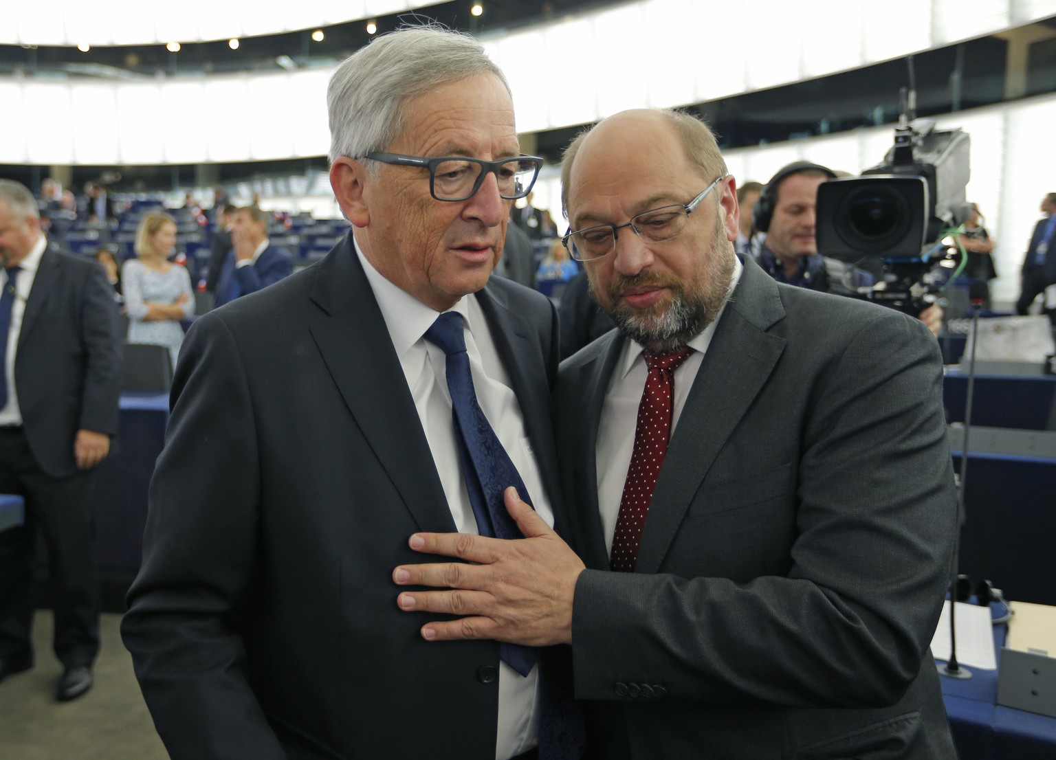 Jean-Claude Juncker erhält Trost von&nbsp;EU-Parlamentspräsident Martin Schulz.