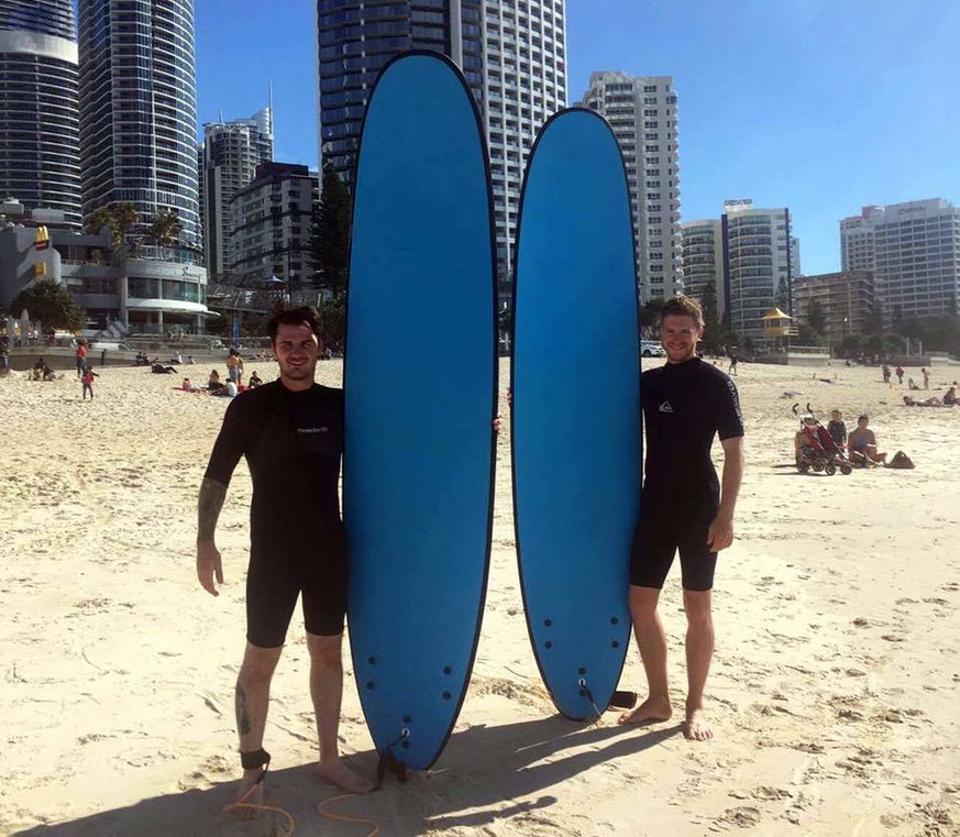 Josh und ich in Surfers Paradise. Wir posieren zwar mit Anfängerboards, aber nur, weil wir nicht angeben wollen.