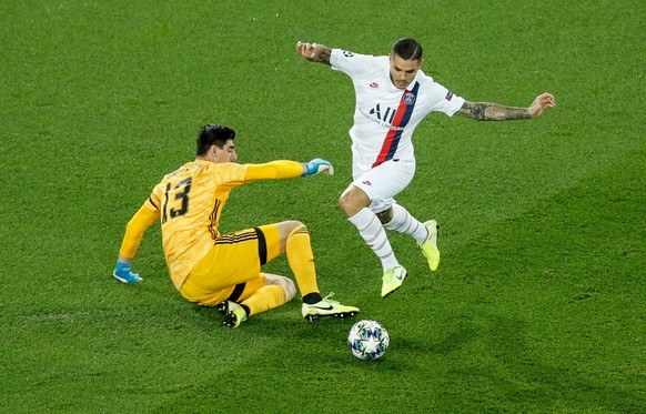epa07851550 Real Madrid&#039;s goalkeeper Thibaut Courtois (L) in action against Paris Saint Germain&#039;s Mauro Icardi during the UEFA Champions League Group A soccer match between Paris Saint Germa ...