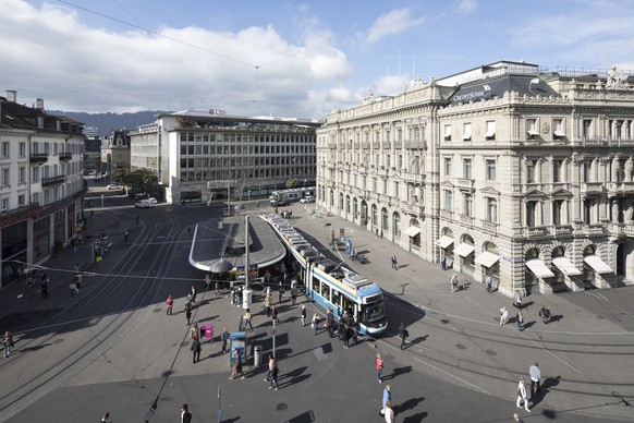 ARCHIVBILD - ZUR MELDUNG BEZUEGLICH BANKEN GEGEN EIGENMITTELVERORDNUNG - Paradeplatz Square with the headquarter of Swiss banks UBS, centre, and Credit Suisse, right, and the tram stop Paradeplatz in  ...