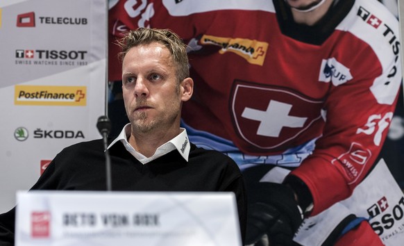 Der neue Assistenztrainer der Schweizer Eishockey Nationalmannschaft Reto von Arx spricht an einer Medienkonferenz der Swiss Ice Hockey Federation, SIHF, am Donnerstag, 3. Dezember 2015 in Opfikon-Gla ...