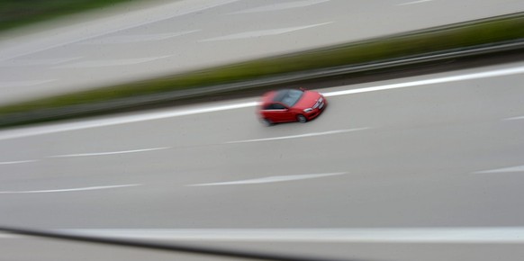 epa03692064 A photograph made available on 08 May 2013 shows a single car on the autobahn A14 near Leipzig, Germany, 07 May 2013. Politicians of the German parties Alliance &#039;90/The Greens and the ...