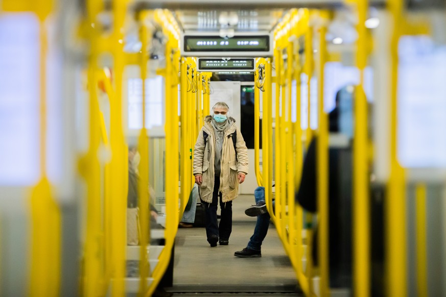 dpatopbilder - 20.01.2021, Berlin: Eine Frau steigt mit einer OP-Maske in die U-Bahn. Bei den Bund-L