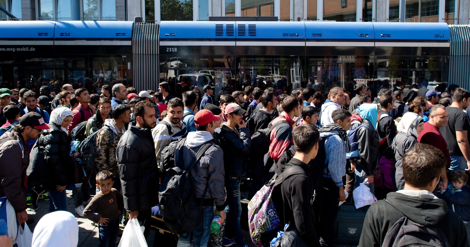 «Die Schweiz blieb bislang von den ganz grossen Flüchtlingsbewegungen verschont»: Flüchtlinge nach der Ankunft am Hauptbahnhof München.&nbsp;