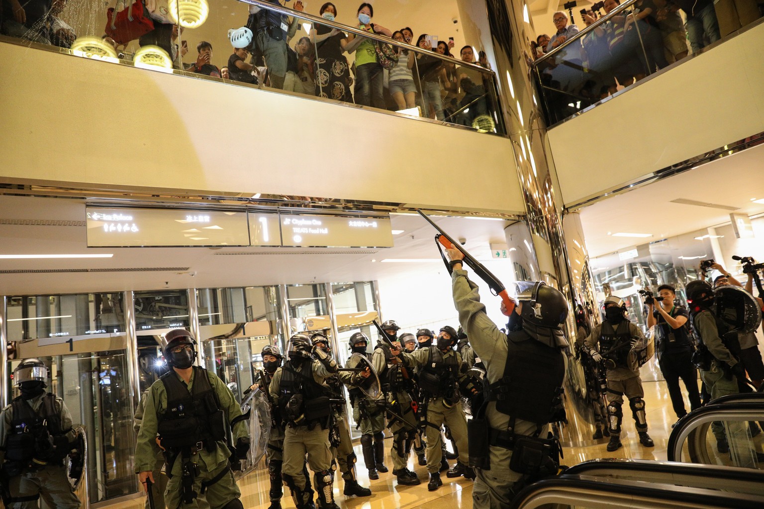epa07969316 Riot police arrive to a shopping mall to disperse protesters during a rally against police brutality in Hong Kong, China, 03 November 2019. Hong Kong has entered a 22nd week of ongoing mas ...