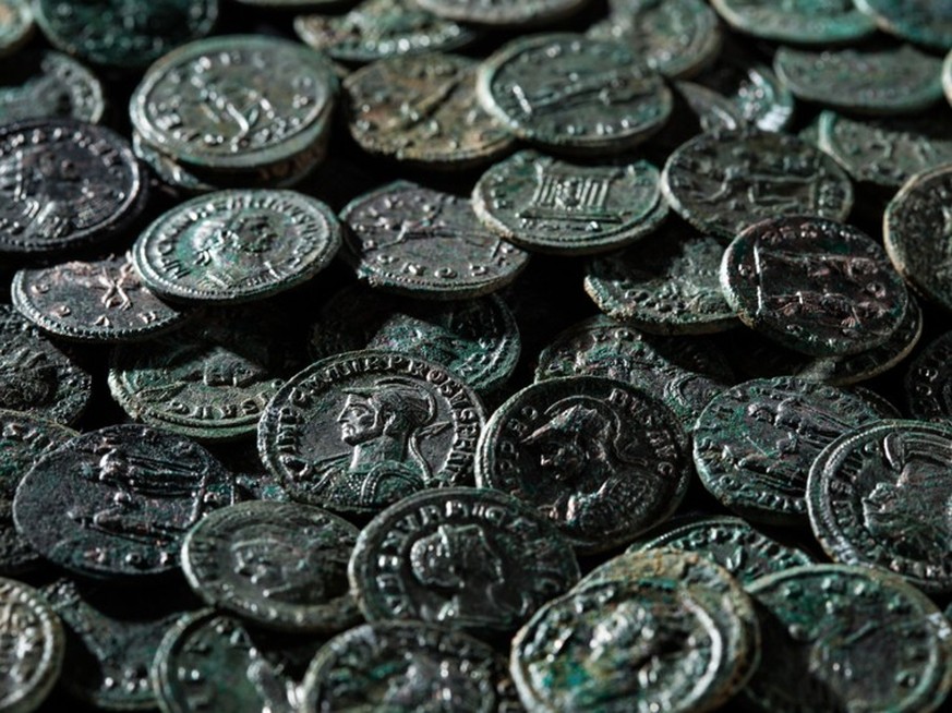 Ein Landwirt entdeckte in Ueken AG im Boden zufällig ein paar Münzen. Der Fund führte die Archäologen zu über 4000 römischen Münzen. Erst rund 250 der insgesamt 4166 Münzen sind restauriert. Sie sind  ...