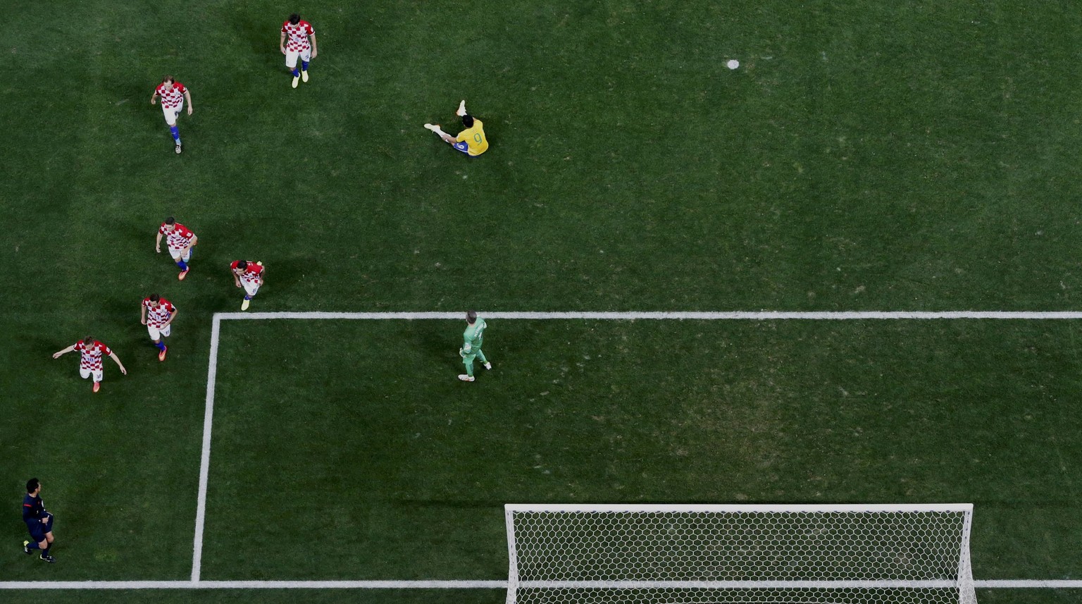 Fred am Boden, der Schiri im Fokus: Penalty für Brasilien.