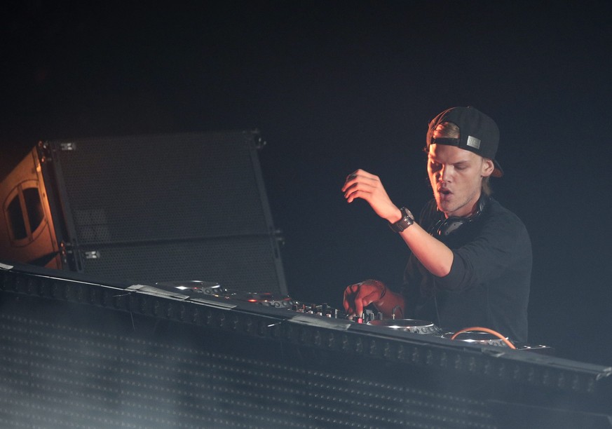 epa04288701 Tim Bergling, better known as Swedish progressive house DJ Avicii (R) performs his set during his &#039;#TRUETOUR&#039; at Barclays Center in Brooklyn, New York, USA, 28 June 2014. EPA/JAS ...