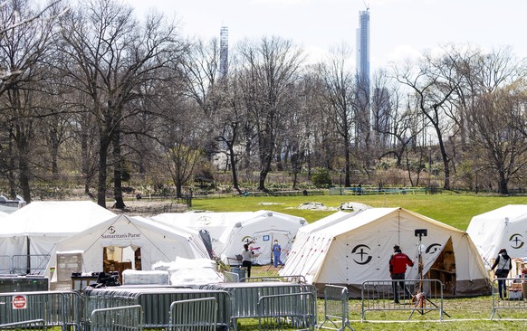 epa08337715 Healthcare workers walk through tents at the Samaritan&#039;s Purse field hospital which has been set up in Central Park across the street from the Mount Sinai Hospital in New York, New Yo ...