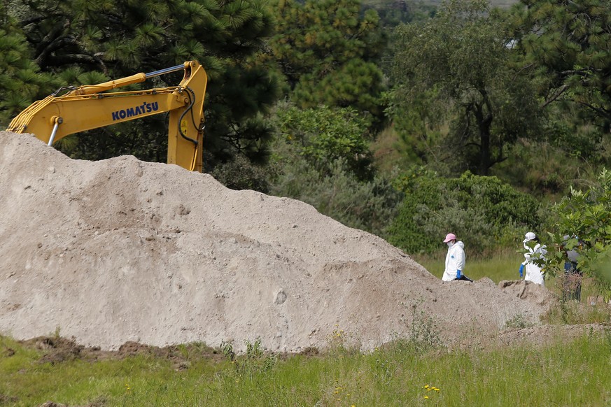 epa07831209 Forensic experts work on a property in the municipality of Zapopan, state of Jalisco, Mexico, 09 September 2019. At least 75 bags with dismembered human remains have been found in a clande ...