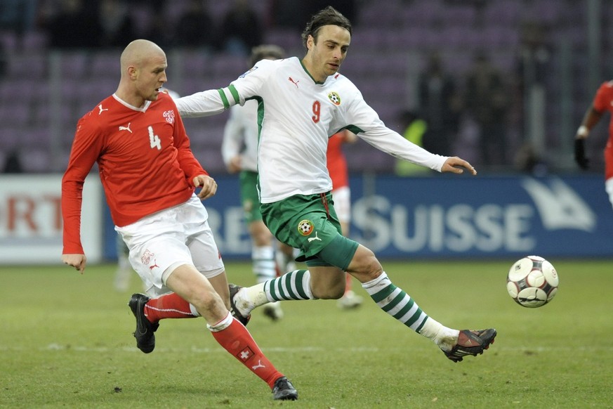 Bulgarian forward Dimitar Berbatov, right, fights for the ball with Swiss defender Philippe Senderos, left, during an international friendly test game between Switzerland and Bulgaria at the Stade de  ...