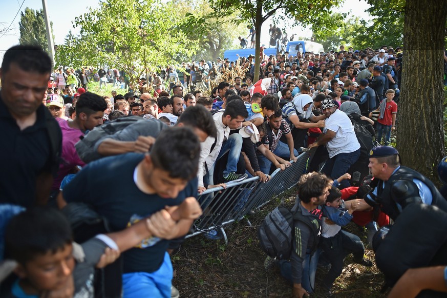 An der kroatischen Grenze bei Tovarnik gibt es für die Flüchtlinge kein Halten mehr.