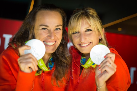 HANDOUT - Timea Bacsinszky, rechts, und Martina Hingis, links, posieren mit ihren Silbermedaillen anlaesslich der Medaillenfeier im House of Switzerland waehrend den Olympischen Sommerspielen in Rio d ...