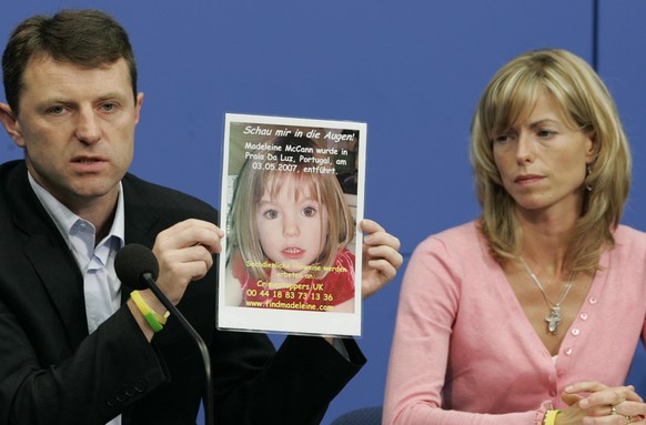 ARCHIV - 06.06.2007, Berlin: Kate und Gerry McCann zeigen waehrend einer Pressekonferenz ein Bild ihrer verschwundenen Tochter Madeleine (Maddie). Im Fall des vor gut 13 Jahren verschwundenen britisch ...