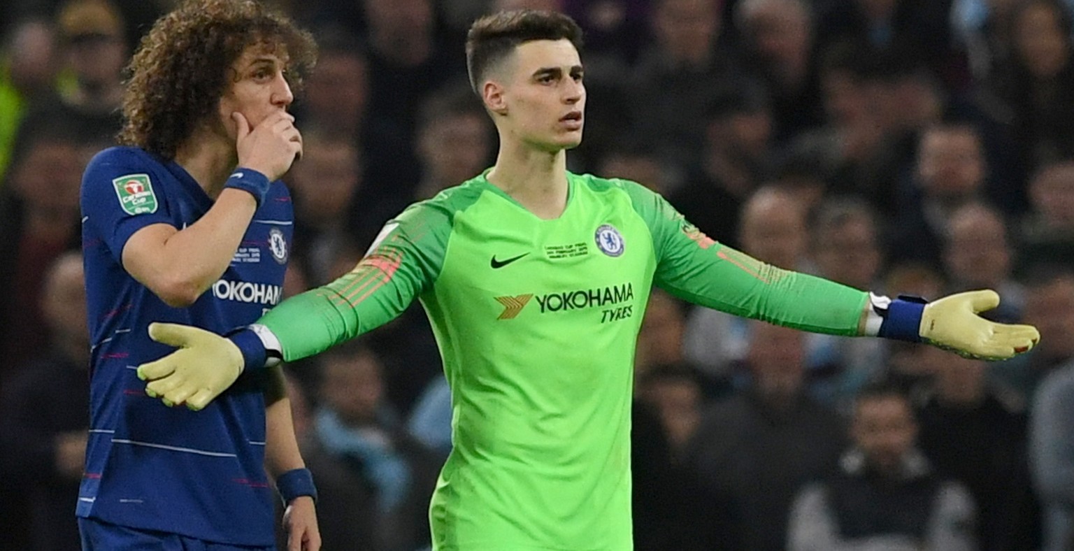epa07393935 Chelsea&#039;s goalkeeper Kepa Arrizabalaga (R) reacts as he should be substituted during extra time of the English League Cup final between Chelsea FC and Manchester City at Wembley stadi ...