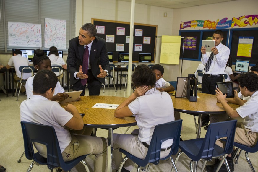 epa04055007 US President Barack Obama (L) tours a seventh grade classroom that uses technology to enhance students&#039; learning experience, prior to delivering remarks on the ConnectED Initiative at ...