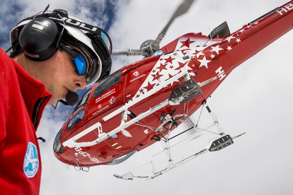 Gerold Biner, pilote et directeur d&#039;Air Zermatt conduit un helicoptere devant un assistant de vol ce vendredi 11 mai 2018 a Zermatt. Cette annee la compagnie Air Zermatt fete son 50eme anniversai ...
