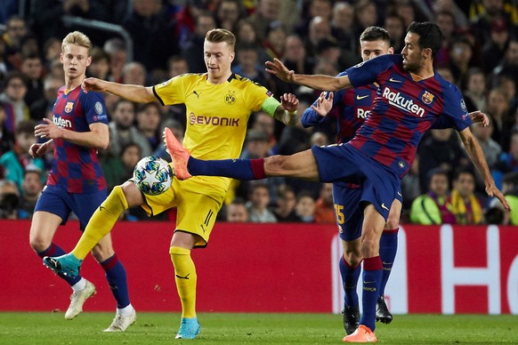 epa08029688 FC Barcelona&#039;s Sergio Busquets (R) in action against Borussia Dortmund&#039;s Marco Reus (2-L) during a UEFA Champions League&#039;s group F soccer match between FC Barcelona and Boru ...
