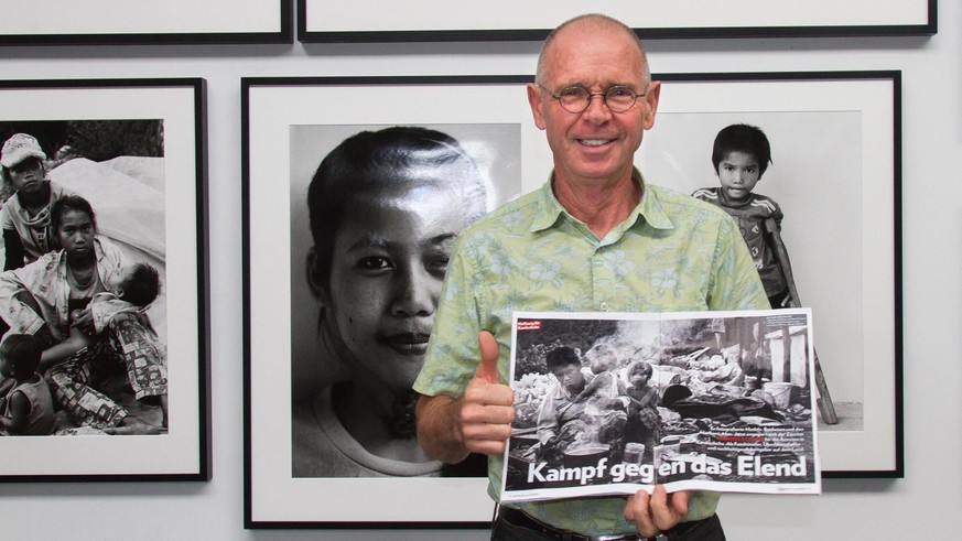 Hannes Schmid zeigt Bilder aus Kambodscha, die er bei seiner Arbeit für das Hilfsprojekt Smiling Gecko gemacht hat.