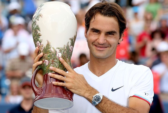 Roger Federer macht gute Miene zum bösen Spiel. Die Henkel sind unten statt oben. Pokal: Cincinnati (USA).