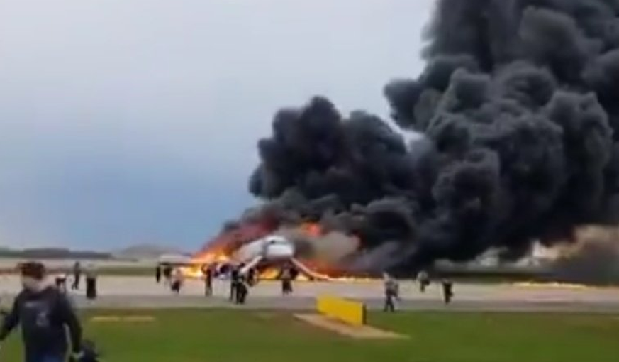 Passagiere flüchten aus der brennenden Maschine.