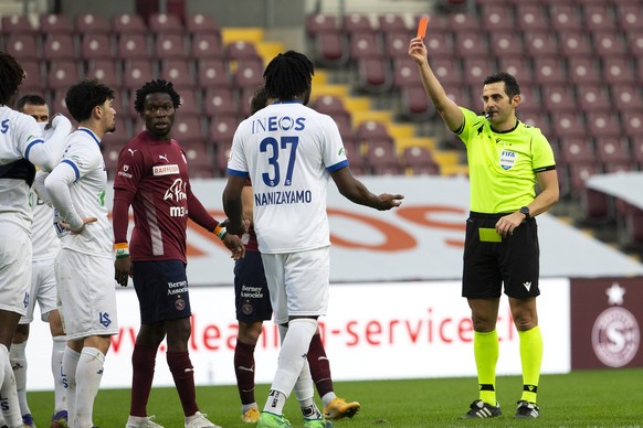 Referee Fedayi San shows the red card to Lausanne&#039;s defender Elton Monteiro (not pictured), during the Super League soccer match of Swiss Championship between Servette FC and FC Lausanne-Sport, a ...