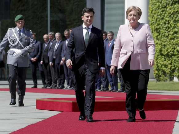 Angela Merkel und der ukrainische Präsident Wolodymyr Selenskyj am Dienstag in Berlin - beim Empfang Selenskyjs mit militärischen Ehren erlitt Merkel bei der Nationalhymne einen Zitteranfall.