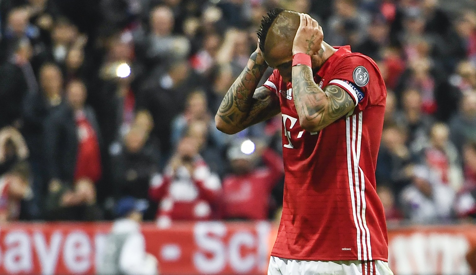 epa05905033 Bayern&#039;s Arturo Vidal reacts after missing to convert a penalty during the UEFA Champions League quarter final, first leg soccer match between FC Bayern Munich and Real Madrid at the  ...